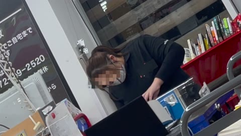 【20代ぽちゃ娘の爆尻】120cmオーバー！激シコのデニムデカ尻！アイドル顔店員の下品な巨尻【4K】