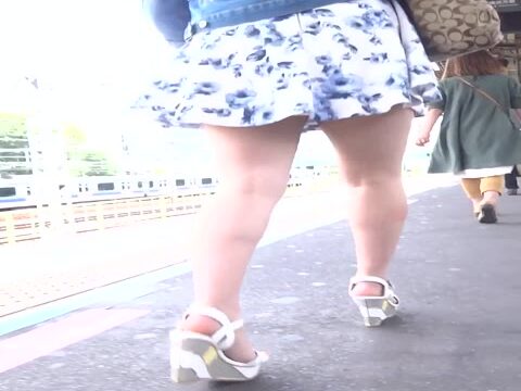 [★新作][★顔出し]パンチラ盗撮 超ミニスカギャル 赤いTバックが尻に食い込み
