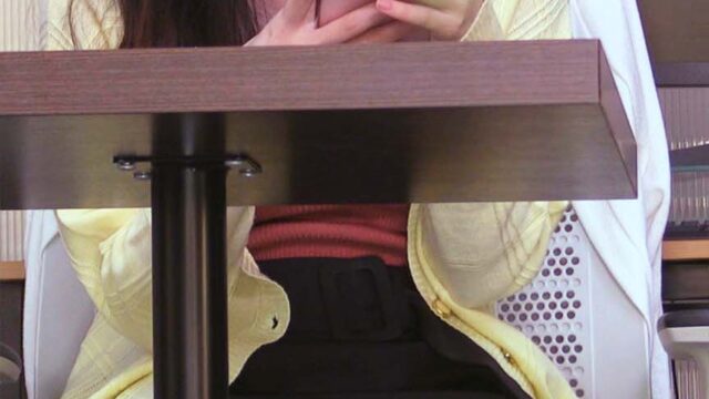 休憩中のスレンダー美女　スマホで油断？秘密のパンティをじっくりと・・・