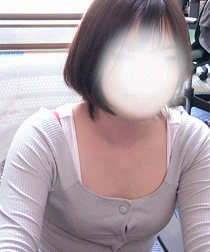 パンティが濡れちゃって大変なことに！ ローアングルから覗くスカートの中