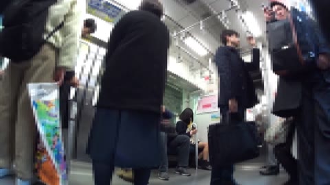 逆さ撮り粘着の旅ｗ純白のパンツにフル勃起！モデルのような体型のJK【動画】051