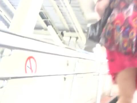 パンチラ盗撮 ミニスカギャル 白パンツ見えすぎなので勝手に撮影