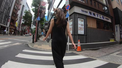 普通パンティで暴れ尻肉を抑える美女