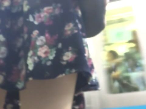 パンチラ盗撮 OLさん かわいい柄付きピンクパンツを電車内で
