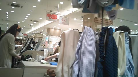 ま◯ゆ激似の制服K様の逆さ撮りパンチラ