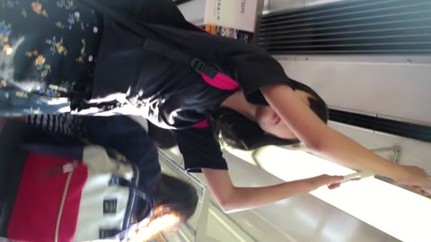 私服お姉さん#39 JD系のお洒落な娘を電車内で下から生パンツ撮影！