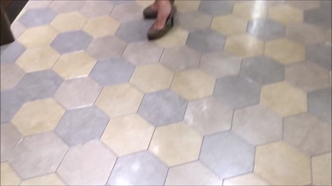 【押○もえちゃんに激似!!】美人お姉さんの生脚の隙間から水色パンティー見え見え盗撮！！