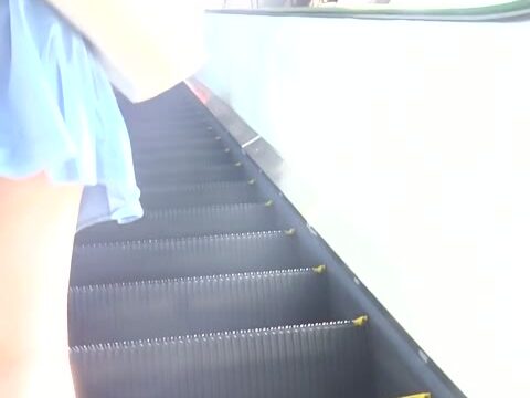パンチラ盗撮 女子大生 黒パンツ超接近逆さ撮り