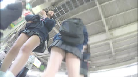 激ミニスカで股間パンツ丸見え