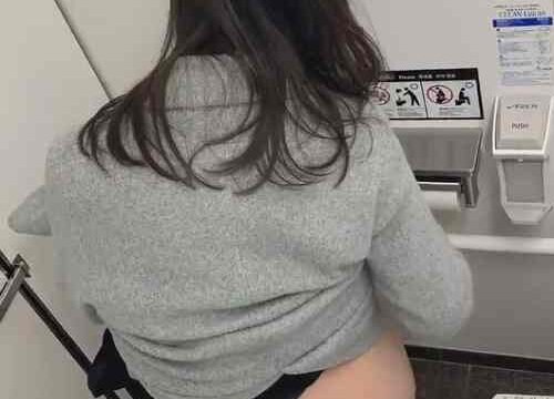個室トイレ　大きいお尻【空撮】