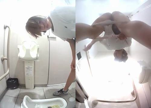 和式トイレ2カメ 横と下同時に01