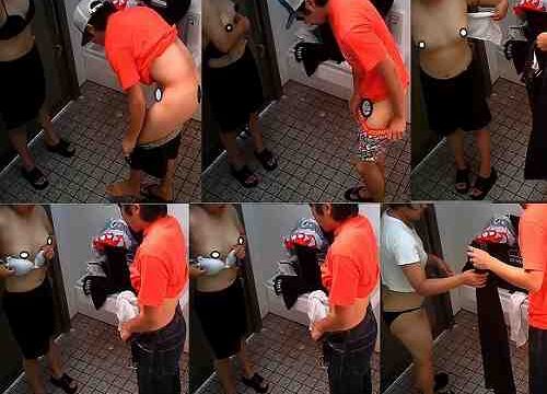 トイレで仲良しカップルが向かい合ってお着替えで興奮して…。
