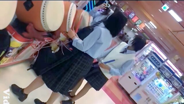 #115 太◯の達人中に”生”を撮られちゃう美少女制服JKちゃんの逆さ撮り風景 [78MB]