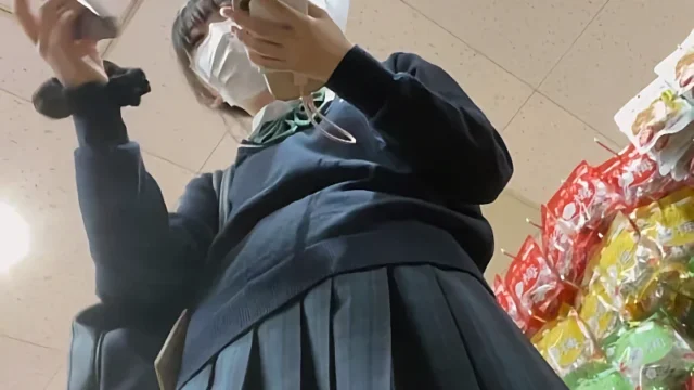 JKお宝#72 思わず舌が高速で動き出す可愛いJKのパンツ映像 [264MB]