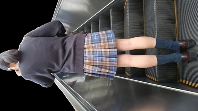 けしからん、エスカレーターで盗撮を警戒して最後尾に乗るような娘には悪戯part.38【携帯用・縦動画】 [408MB]