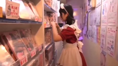 かわいいメイド店員さん　逆さ白パンツルツルサテン　M字接写