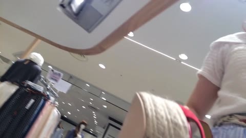 ショップ店員#77 イマドキな美人お姉さんの無防備なスカート内！