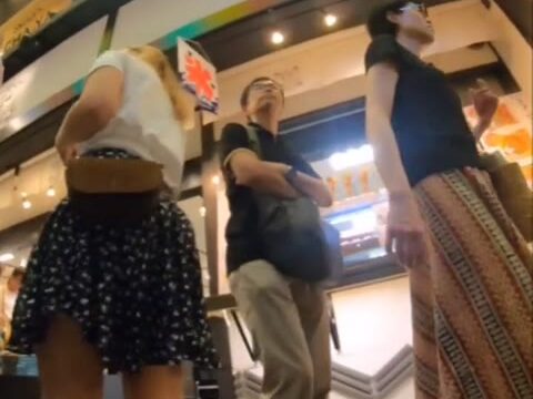 観光都市は国際色豊か　3人の逆さ撮り