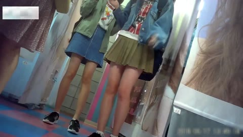 プリクラ超カワ私服K！！はしゃぐ逆さ撮りパンチラ