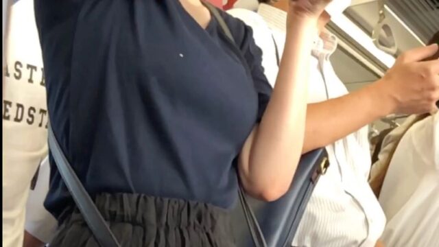 【下からの眺め88】４度目の登場！柔らかオッパイを下から！