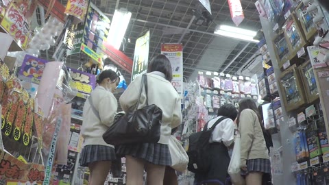 パンチラ2人組JKカラコン選びながらお尻を突き出し逆さ撮り20