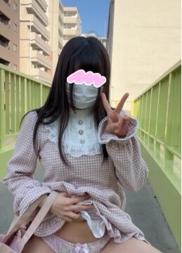 ミニスカワンピでお散歩したあとホテルで手を使わずにぱんつ脱ぎチャレンジ♡
