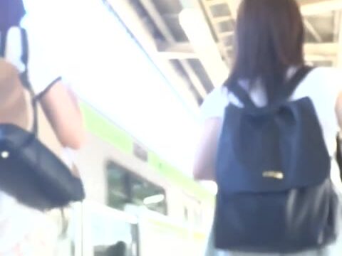 パンチラ盗撮 女子大生 薄紫色パンツをエスカ駆け上がり中に撮影