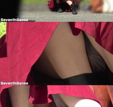 【お祭シリーズ010】　子供を抱っこしたまま脚を開くママさん