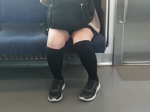 無防備に目の前でｶﾞﾝ寝するﾐﾆｽｶ女良＾＾