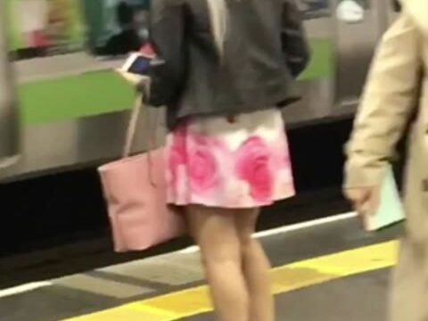生足ギャルの柄ミニスカからのムチムチ尻ド派手Tバック