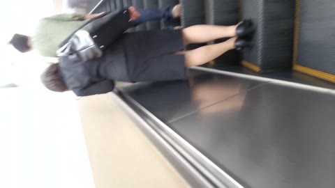 けしからん、エスカレーターで盗撮を警戒して最後尾に乗るような娘には悪戯part.26【PC用・縦動画】《一般編・part.3》
