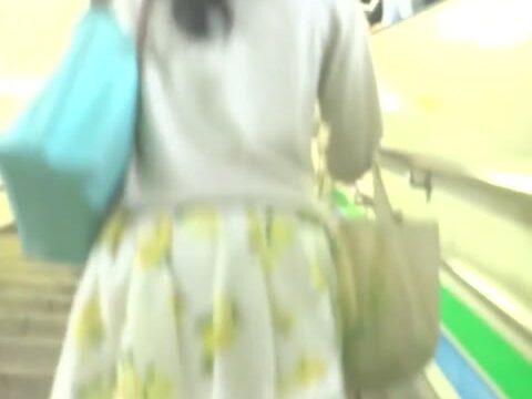 パンチラ盗撮 OLさん ピンクのレース付きエロカワパンツ