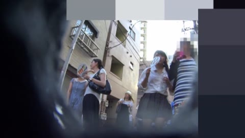 上玉すぎる！水玉柄パンツのお祭りで歩く制服Kパンチラ
