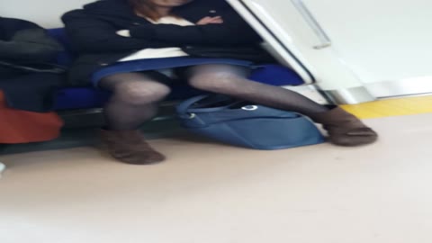【撮影バレ】爆睡パンチラからの睨まれパンチラ