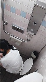 若い娘が駅公衆トイレ個室に入ったのを狙い撃ち
