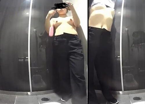 トイレで裸になって自撮りし始める巨乳女