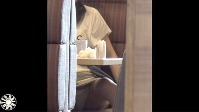 衝撃の大股開き 偶然撮れた若ママ [230MB]