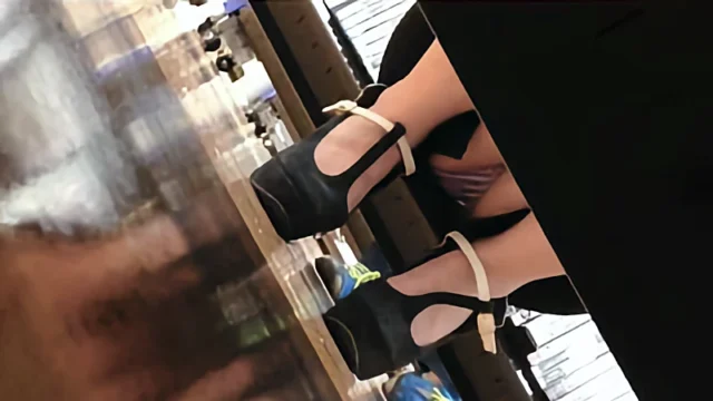 棚下パンチラ2 [496MB]