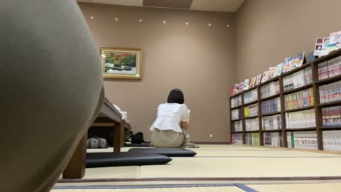 【10代の巨尻】若さあふれるタイトスカート巨尻　漫画に夢中で突き出し巨尻を視○されまくりw  【4K】