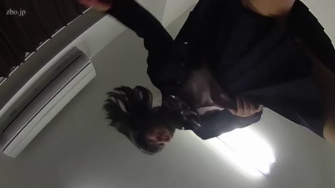 仰向けに寝ている男性の顔を制服コスプレの女性が跨いで真下からパンツ見せてる映像【フェチ界Ｍ男】