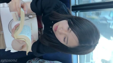 (電車対面）(顔出し)ボタンで前止めスカート…タイトミニ…むき出しあんよをくぱぁ～っとひらいちゃうお姉さんを観察してみました!!