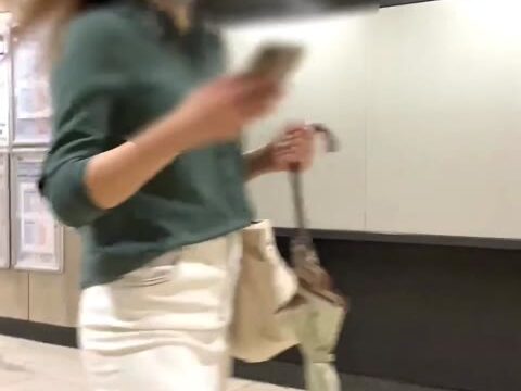 【再販商品SALE】スレンダー体型のOLが白のピッタリタイトスカートをエロく官能的に闊歩して男の目線を釘付けに【4】