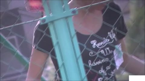 草むしり胸チラ