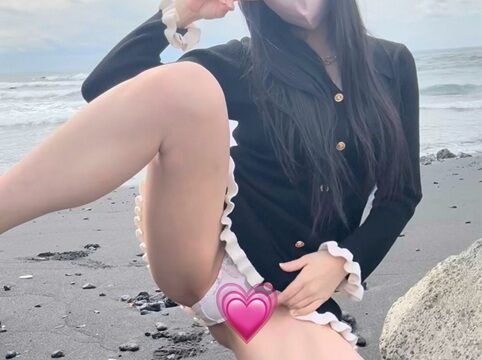 海岸で見せつけぱんちら撮ってきた‎♡