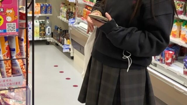 【放課後の眺め74】スリムで可愛いＪＫを店内で追い回し！