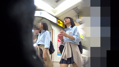 神JKすぎワロタ！！厳選最高レベルの制服娘パンチラ！！