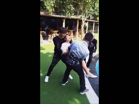 男友達に悪ノリでプールに落とされて透けブラ