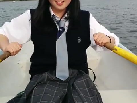 パンチラ【色白で可愛い顔の水玉パンツ】33