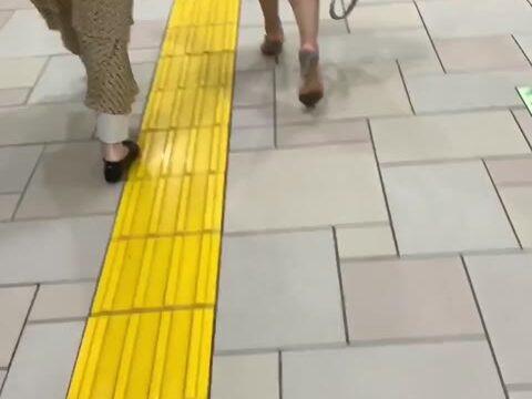 至高の逆さ撮りの瞬間54！美熟女知的OLのナチュストの中身は食い込んだエッチなピンクでした・４度アタック