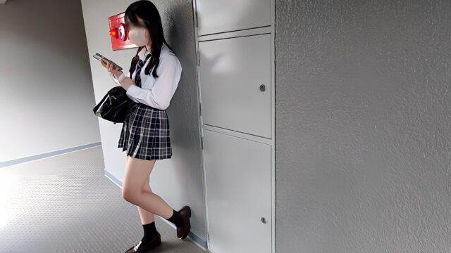 超美脚JKの家追い撮り＊玄関先まで差し込む粘着でP堪能